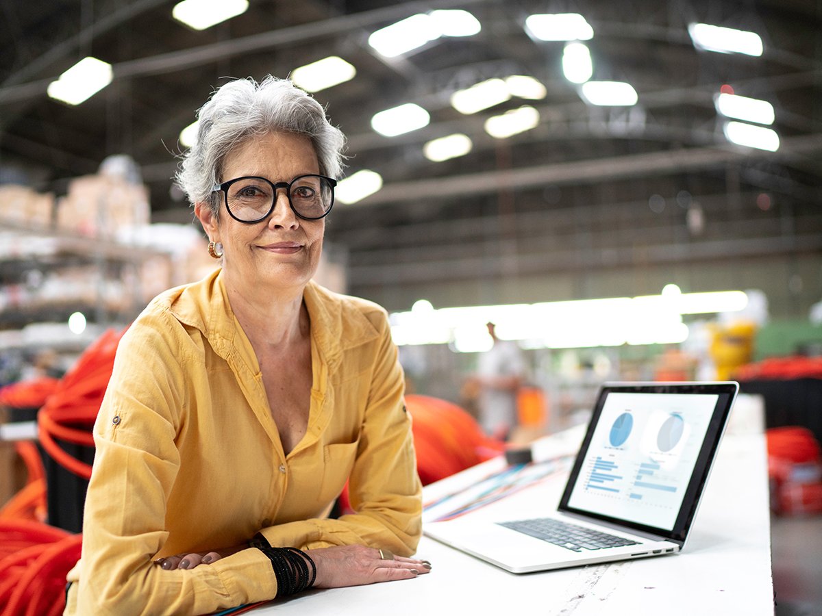 PHO-Portrait-of-a-businesswoman-using-laptop-and-working-in-a-factory